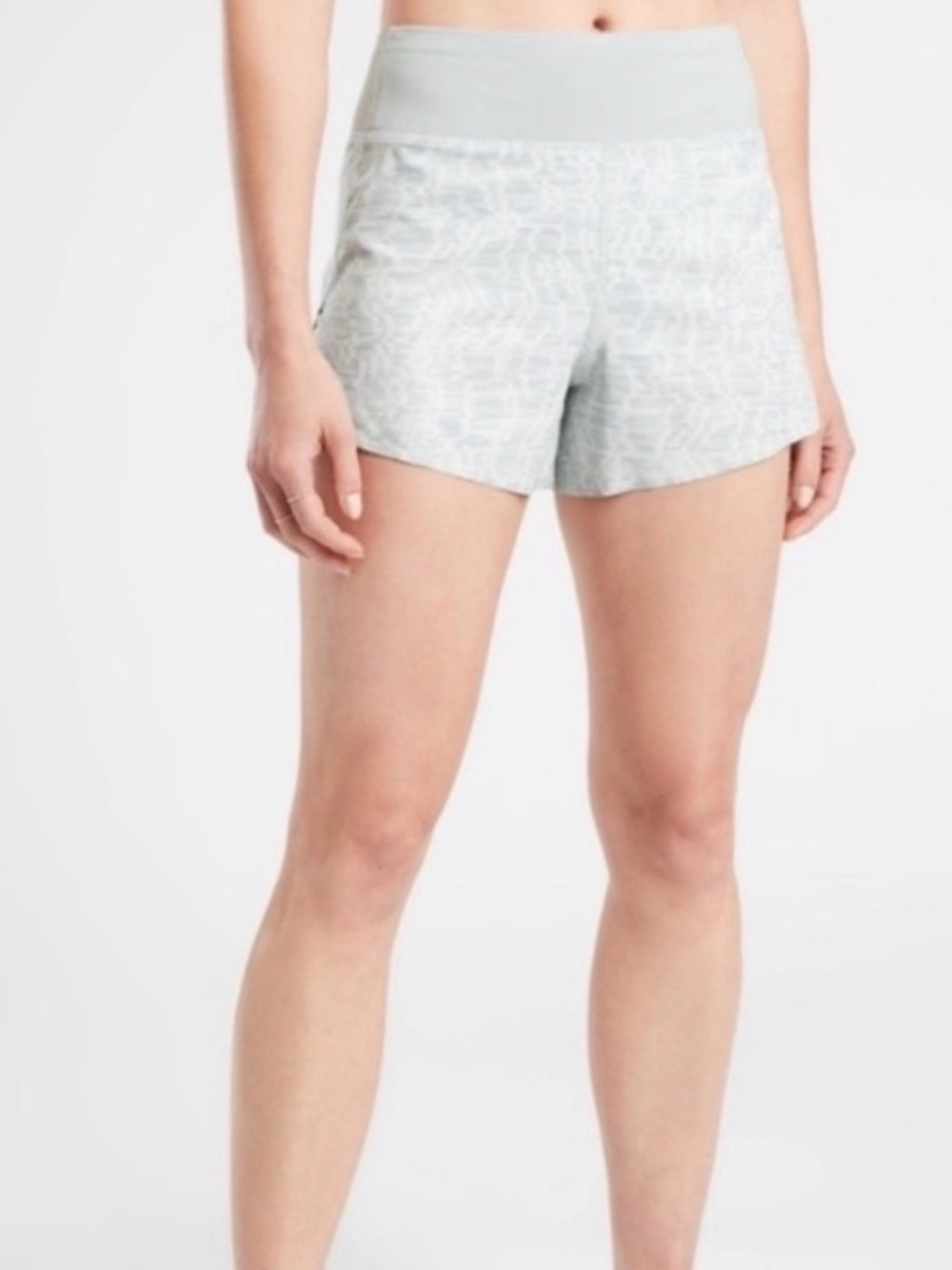 Athleta Light Gray Patterned Women’s Athletic/Running Shorts